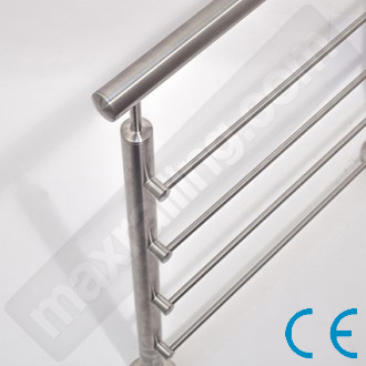 Иноксови парапети с хоризонтален пълнеж и кръгли елементи. Подходящи за стълби.  